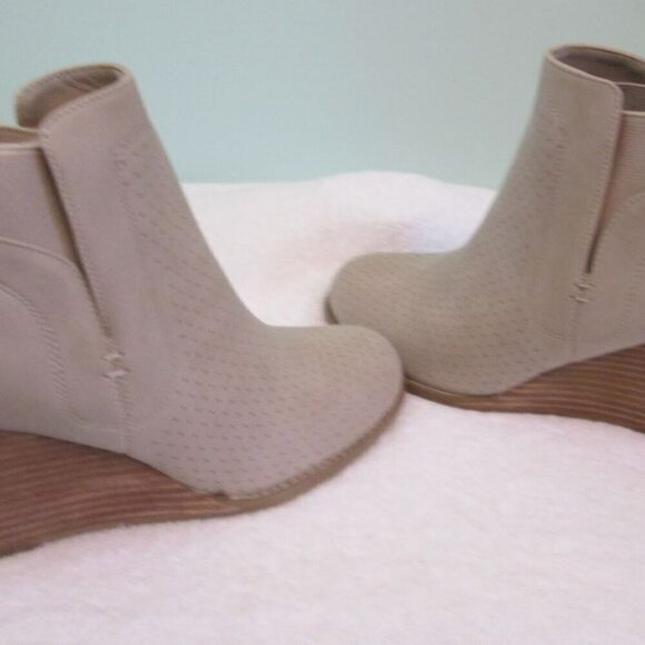 NWT/NWOB DV by Dolce Vita GERDY Ankle Bootie-Stacked Wedge Heel-Various-Beige - Picture 5 of 14